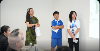 学员在评委席前进行项目答辩